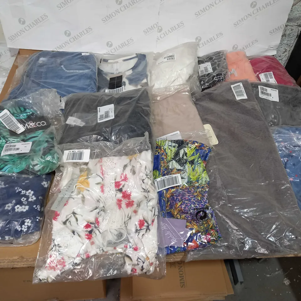 LOT OF APPROX 15 ASSORTED WOMENS CLOTHES TO INCLUDE JEANS, TOPS, JUMPERS ETC