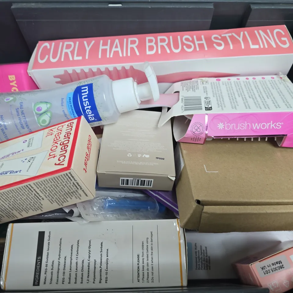 APPROXIMATELY 15 ASSORTED HEALTH & BEAUTY PRODUCTS TO INCLUDE BYOMA BIO-COLLAGEN RADIANCE FACIAL MASK, FYNE CREAM BLUSH, EMERGENCY BREAKOUT KIT, ETC - COLLECTION ONLY