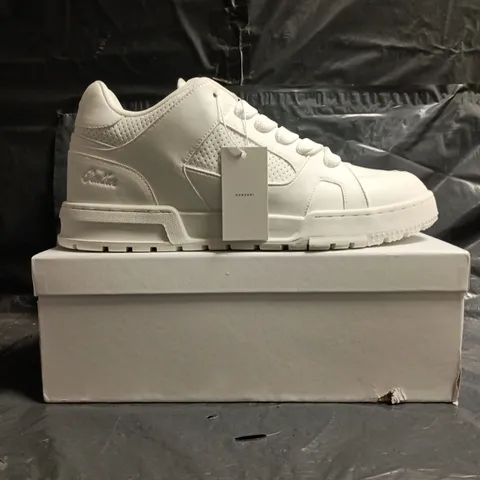 BOXED PAIR OF CONZURI PENTHOS SNEAKERS IN WHITE SIZE UK 11