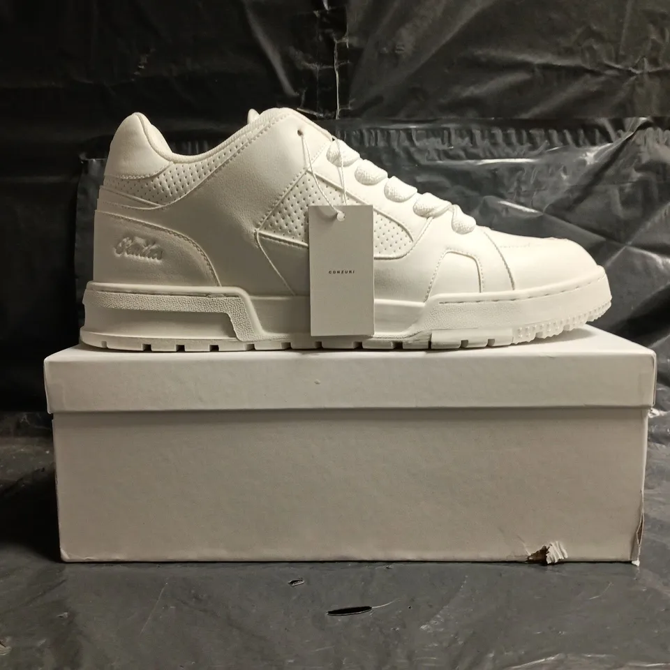 BOXED PAIR OF CONZURI PENTHOS SNEAKERS IN WHITE SIZE UK 11