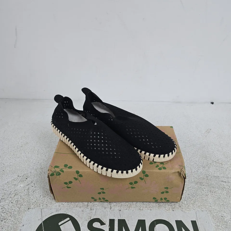 ILSE JACOBSEN TULIP3275 BLACK SLIP-ON SHOES, UK 6 (EU 39) – BOXED