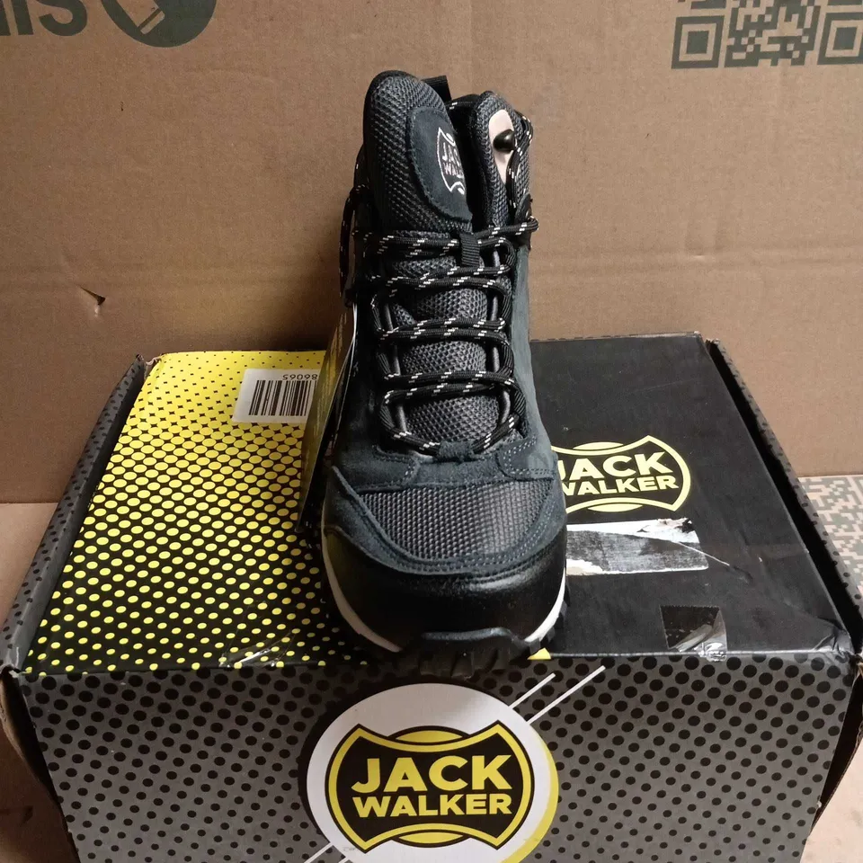 BOXED PAIR OF JACK WALKER MEN'S HIKING BOOTS BLACK – UK 7 