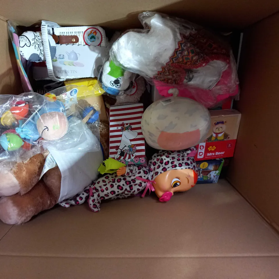 BOX OF APPROXIMATELY 10 ASSORTED TOYS AND GAMES TO INCLUDE MUMBLES TEDDY, TWO BARE FEET SNORKEL AND MASK, DESIGNER PROFESSIONAL WIG, ETC