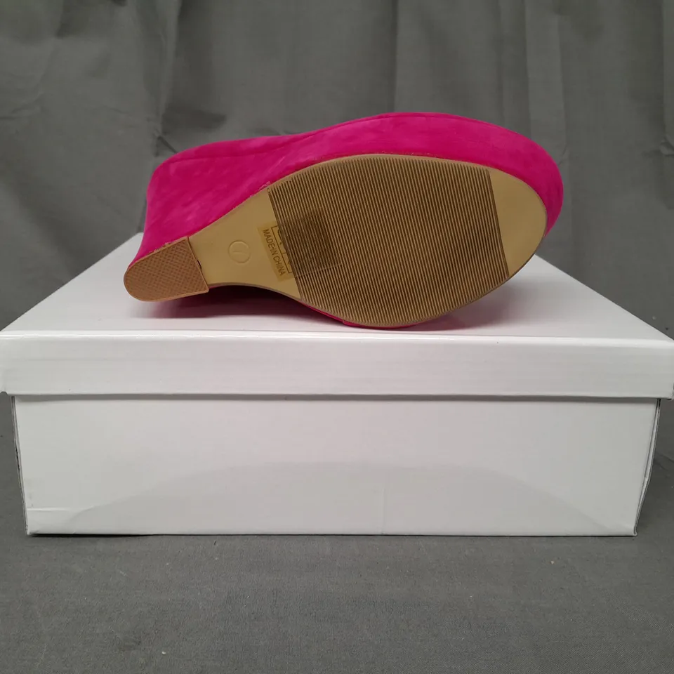 BOXED PAIR OF KOI COUTURE HR5 PLATFORM HIGH WEDGE FAUX SUEDE SHOES IN FUCHSIA SIZE 7