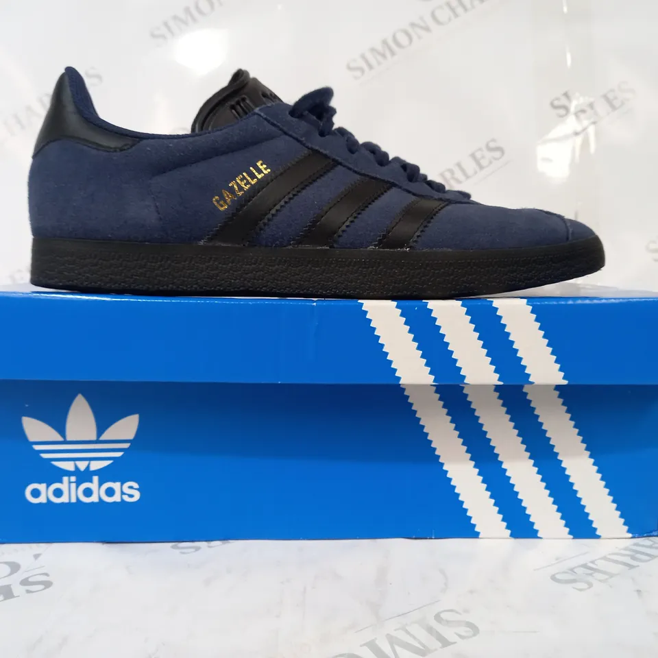 BOXED PAIR OF ADIDAS GAZELLE SHOES IN NAVY/BLACK UK SIZE 8