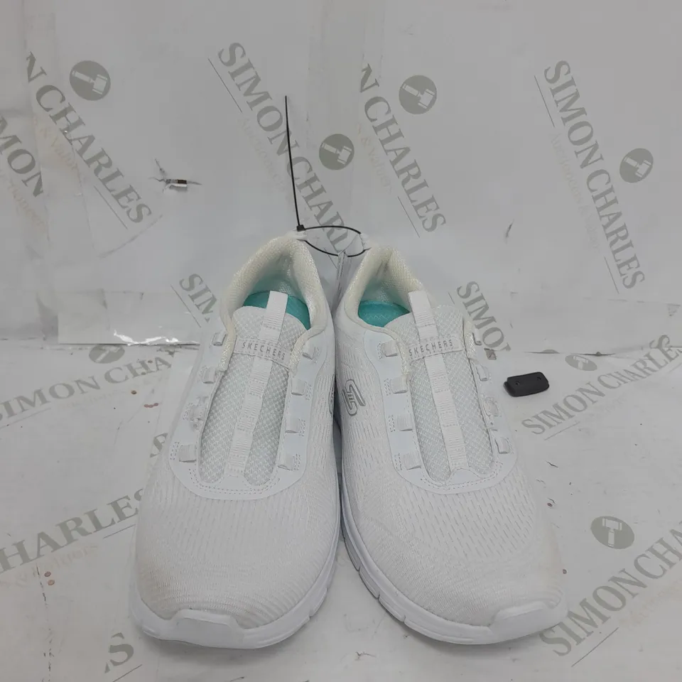 UNBOXED PAIR OF SKETCHERS BUNGEE TRAINERS WHITE SIZE 7