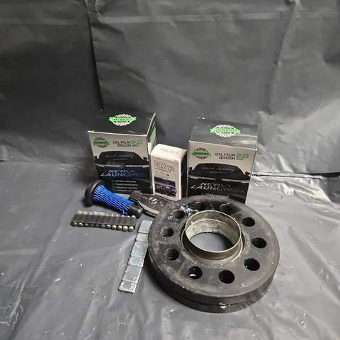 APPROXIMATELY 12 ASSORTED VEHICLE PARTS & ACCESSORIES TO INCLUDE OIL FILM 2.O BRUSH, PLASTIC PARTS CRYSTAL COATING, MERCEDES KEYS, ETC