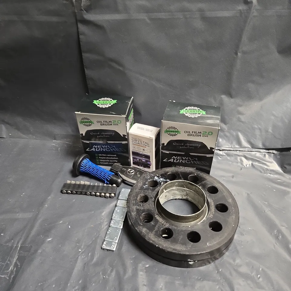 APPROXIMATELY 12 ASSORTED VEHICLE PARTS & ACCESSORIES TO INCLUDE OIL FILM 2.O BRUSH, PLASTIC PARTS CRYSTAL COATING, MERCEDES KEYS, ETC
