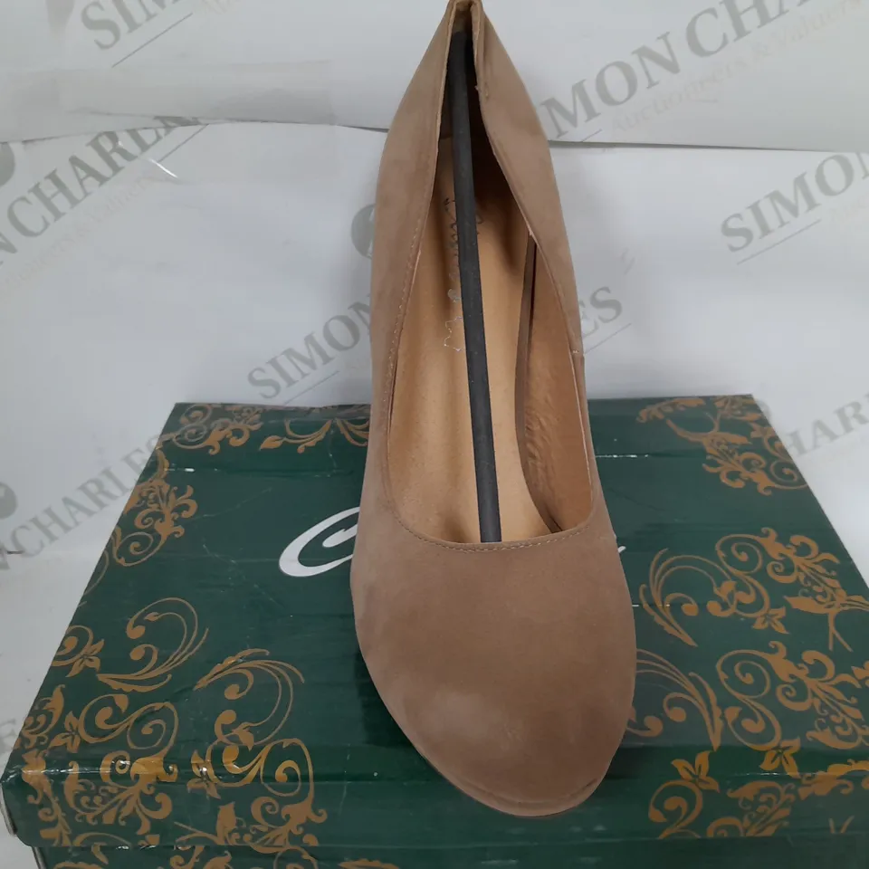 BOXED PAIR OF CLARAS CLOSED TOE THIN BLOCK HEELS IN CAMEL - SIZE 40