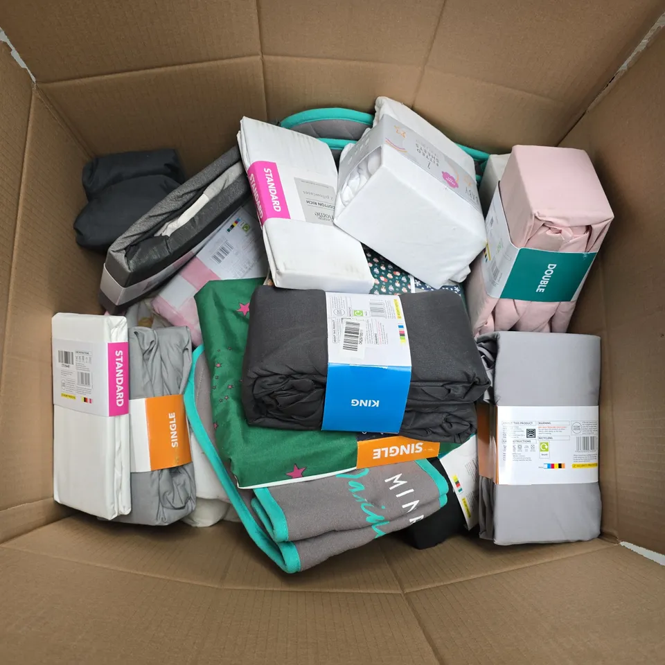APPROXIMATELY 30 ASSORTED ITEMS TO INCLUDE EASY CARE DUVET SET, FITTED SHEET, 2 PILLOWCASES, ETC