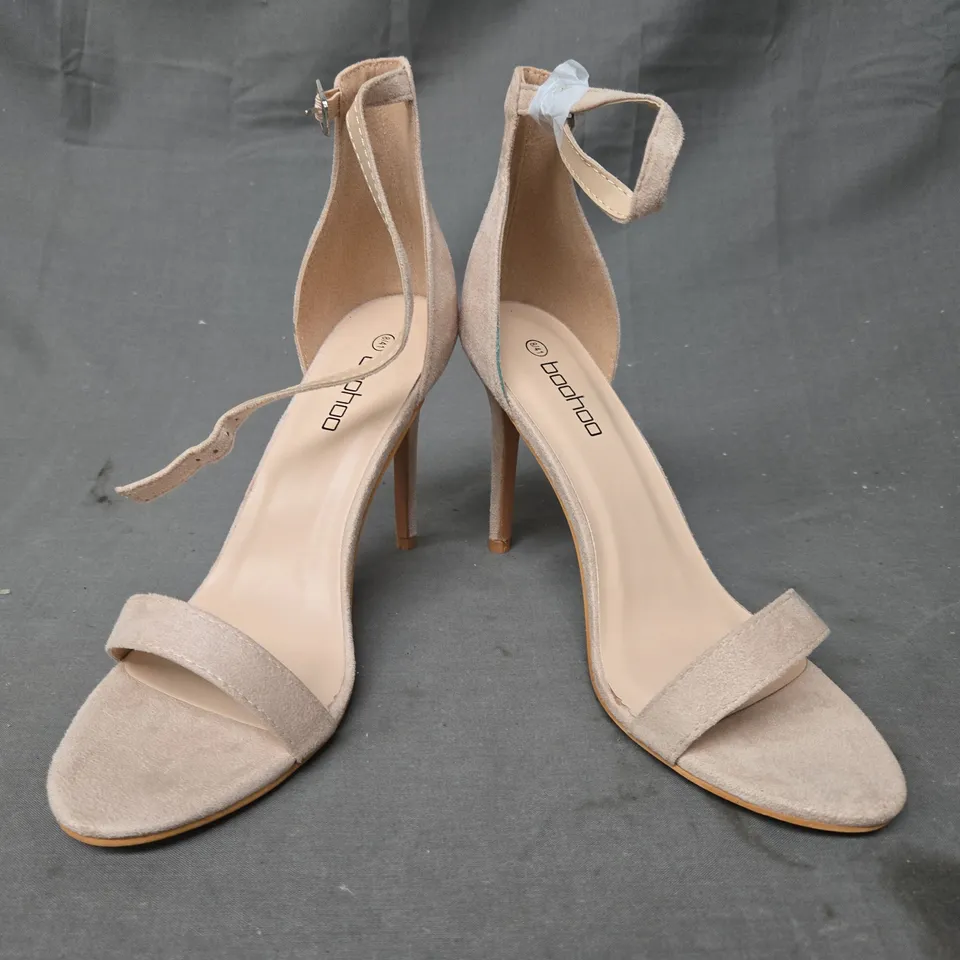 BOXED PAIR OF BOOHOO OPEN TOE STILETTO HEELS IN BLUSH SIZE 8