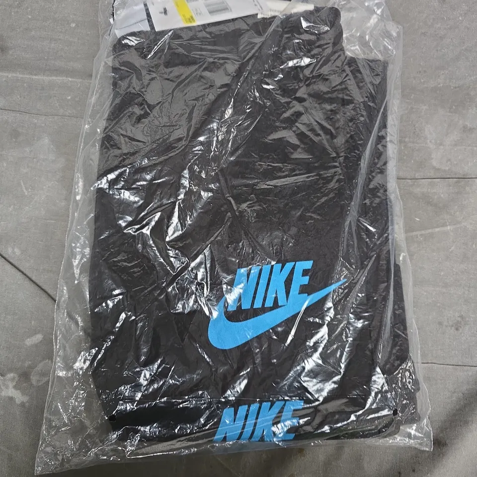 BAGGED NIKE STANDARD FIT TAPERED LEG JOGGERS IN BLACK - SMALL