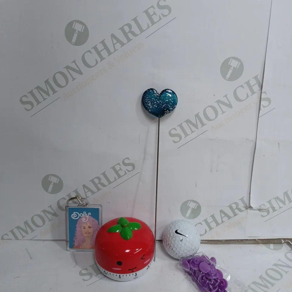 BOX OF APPROX 30 ASSORTED ITEMS TO INCLUDE - TOMATO EGG TIMER - CORK STORK CHOCOLATE FUDGE SMELL - RANGE OF GOLFBALLS ECT 
