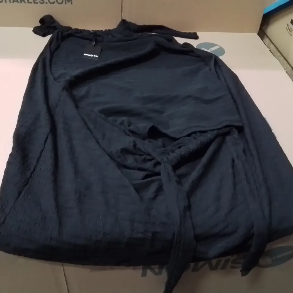 BOXED BRAND NEW APPROXIMATELY 1 SIMPLY BE TIE SHOULDER TOP BLACK SIZE 26