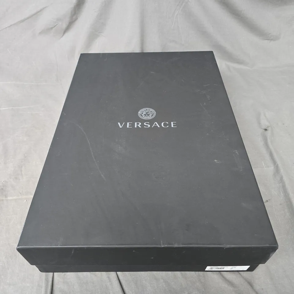 BOXED VERSAGE I LOVE BAROQUE BATHROBE IN WHITE - M
