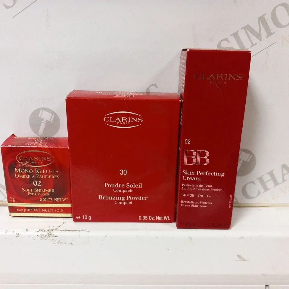 APPROXIMATELY 26 ASSORTED CLARINS PARIS COSMETIC PRODUCTS TO INCLUDE; BODY FIRMING CREAM, SOFT SHIMMER EYE COLOUR, BRONZING POWDER, SKIN PERFECTING CREAM AND EYE COLOUR DUO