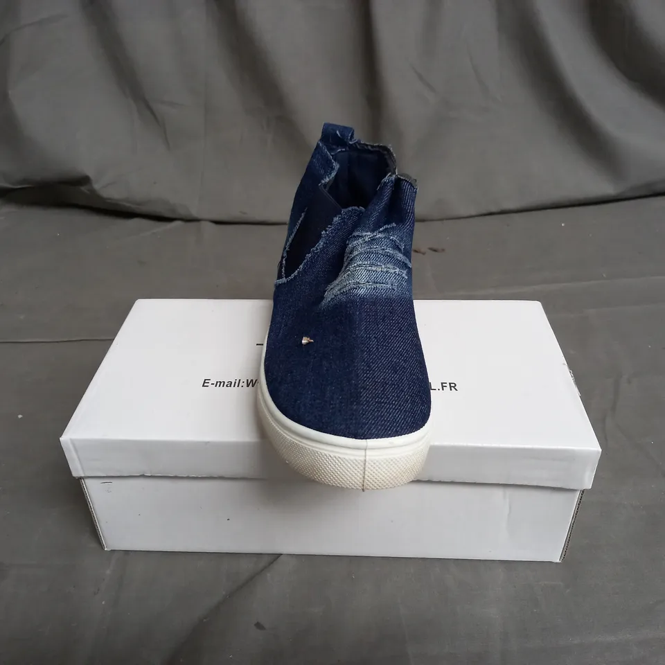 APPROXIMATELY 12 PAIRS OF WOMENS DENIM EFFECT SHOES IN VARIOUS SIZES
