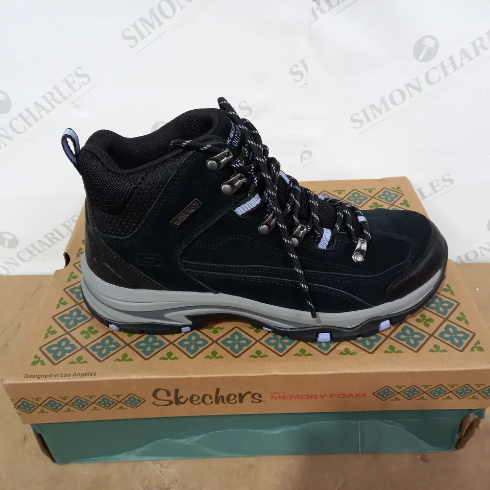 BOXED PAIR OF SKECHERS - SIZE 6.5