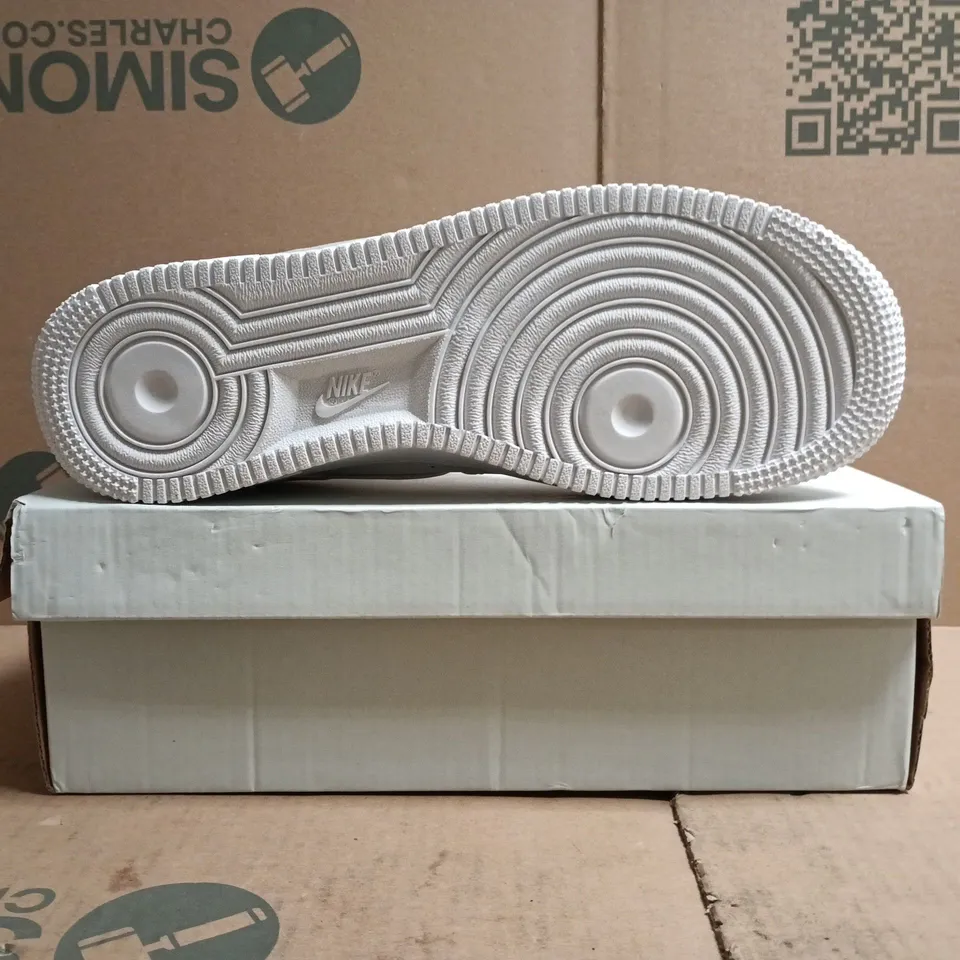 BOXED PAIR OF NIKE AIR FORCE 1 '07 TRAINERS IN WHITE SIZE UK 10