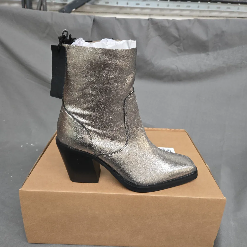 BOXED PAIR OF LEATHER WESTERN BOOTS SIZE 4 RRP £55