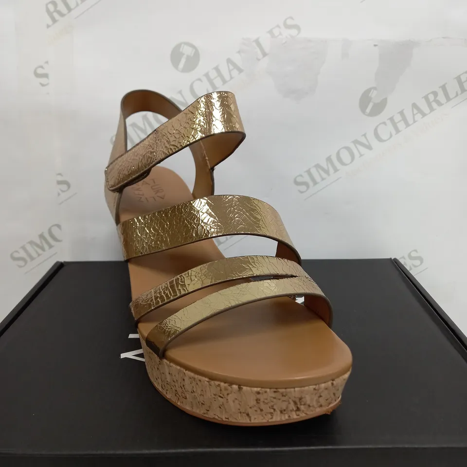 BOXED PAIR OF NATURALIZER OPEN TOE STRAPPY WEDGE SANDALS IN BEIGE & GOLD SIZE 6