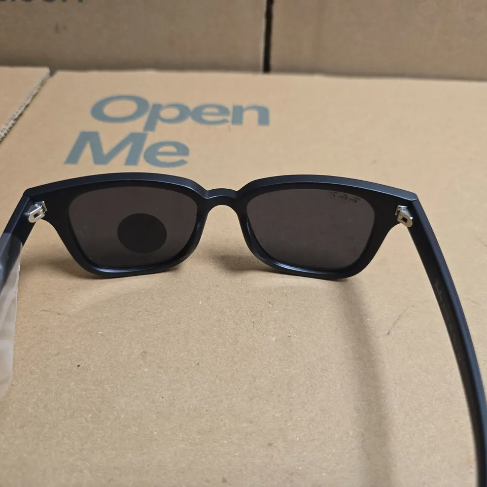 RAY-BAN SUNGLASSES – BLACK WAYFARER-STYLE, POLARIZED, WITH CASE