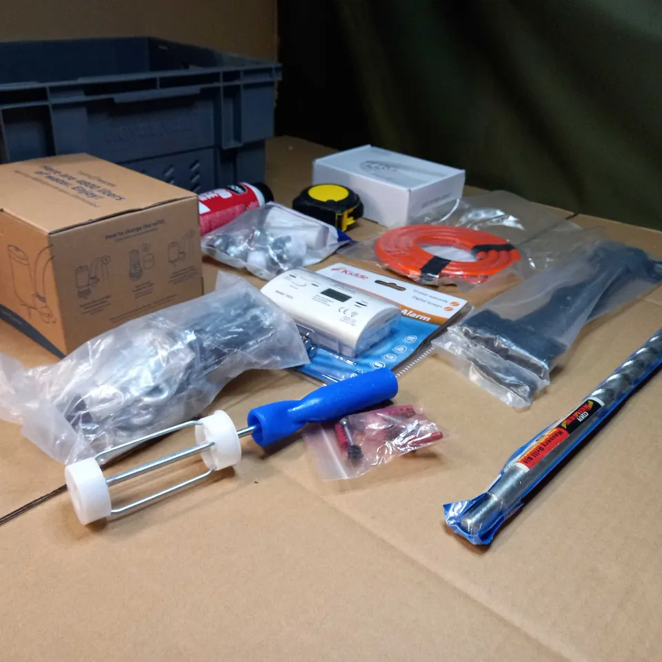 LOT OF APPROX 10 ASSORTED HOUSEHOLD/DIY ITEMS TO INCLUDE: LARGE HINGE/BRACKETS, BOXED LED STRIP LIGHTS, LARGE DRILL BIT