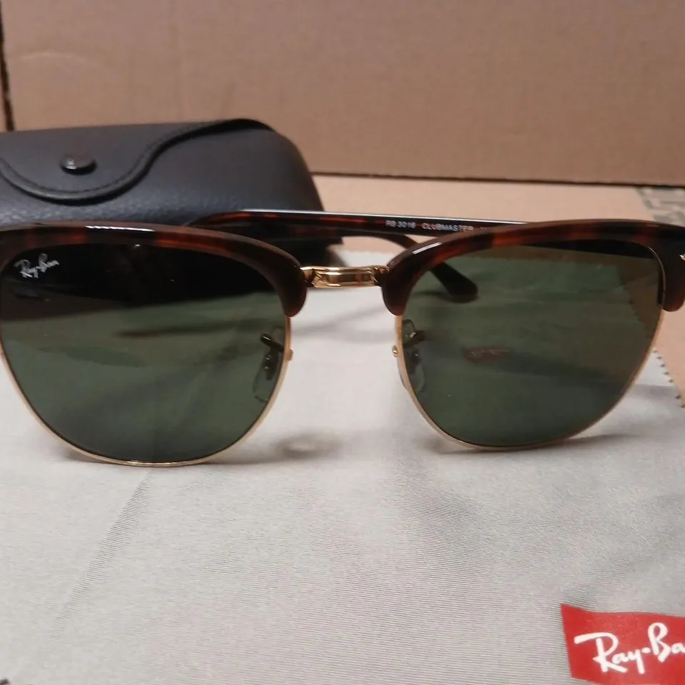 RAY-BAN RB3016 CLUBMASTER SUNGLASSES – TORTOISESHELL FRAME, GREEN LENSES