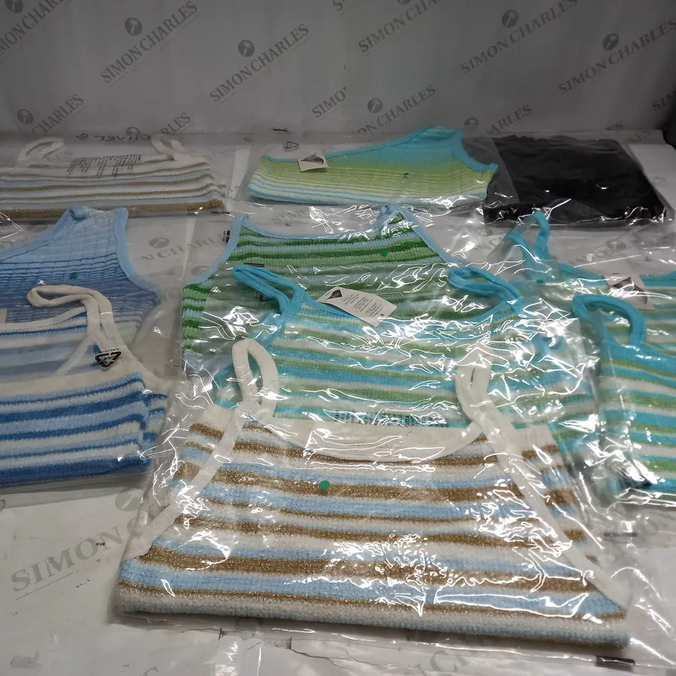 APPROXIMATELY 10 ASSORTED CLOTHING ITEMS IN VARIOUS SIZES AND COLOURS TO INCLUDE TOPS, SWEATERS, ETC