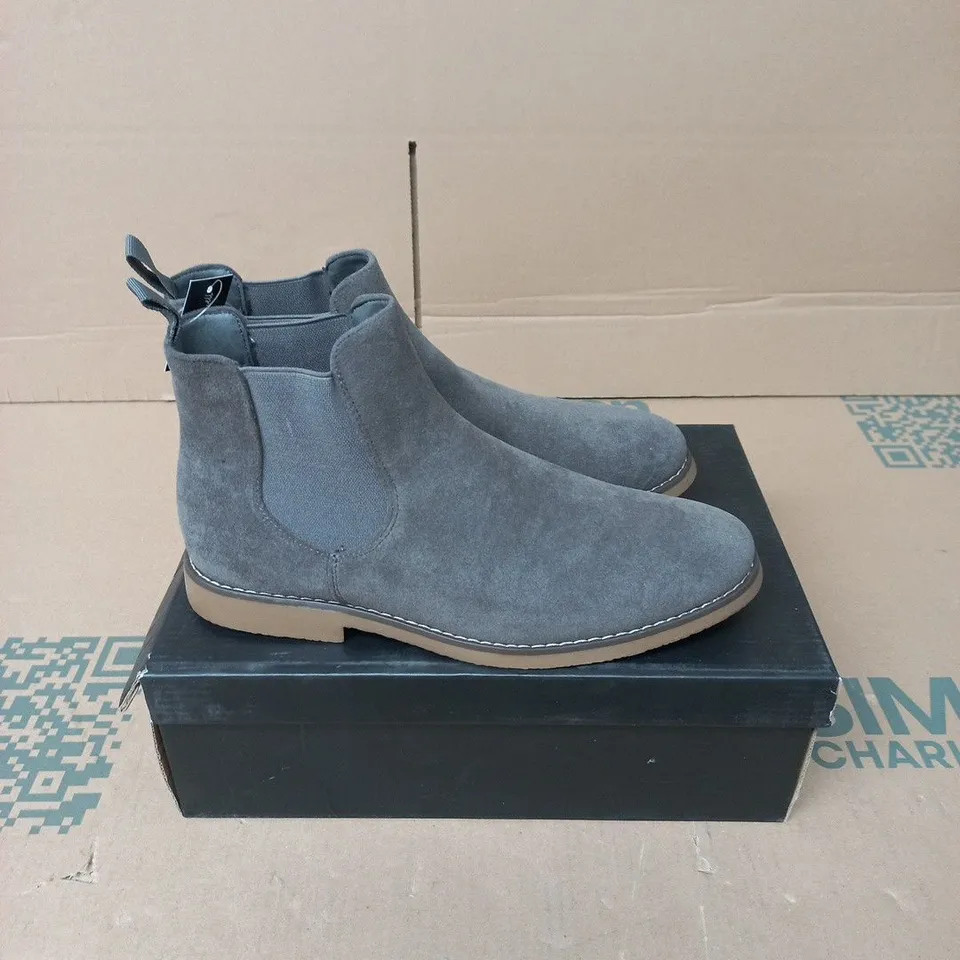 BOXED PAIR OF CHARLES SOUTHWELL KANSES SHOES IN GREY - UK 8