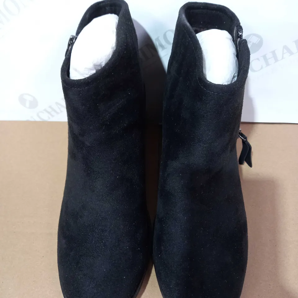 BOXED PAIR OF BOB'S SKECHERS TUMBLE WEED BOOTS BLACK - SIZE 5