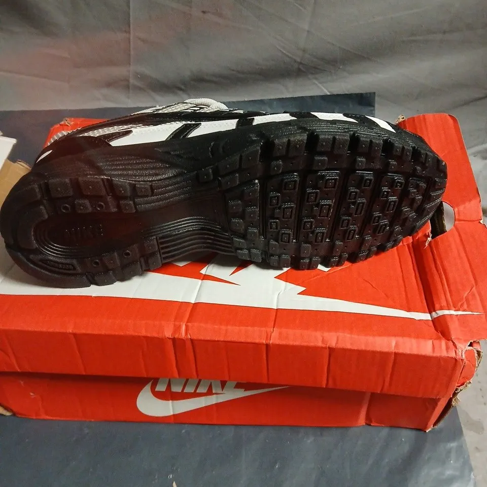 NIKE P-6000 TRAINERS – MEN'S, GREY/BLACK SIZE 7