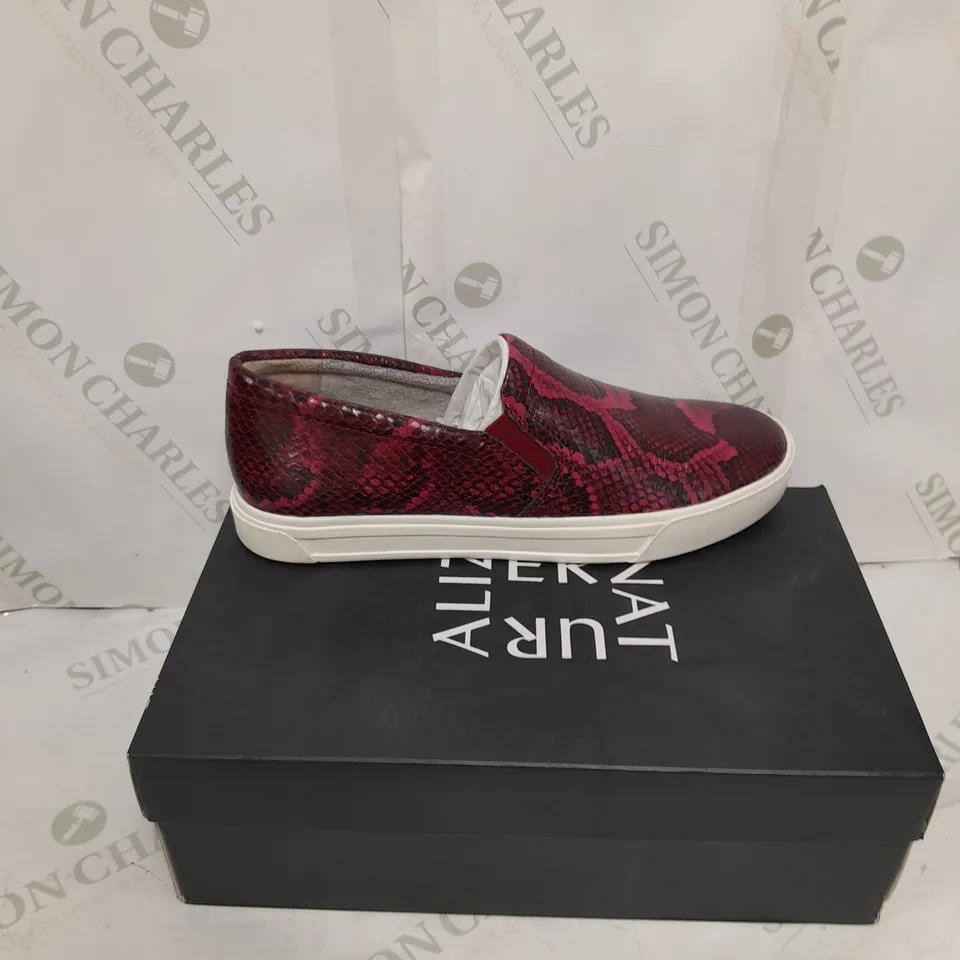 BOXED PAIR OF NATURALIZER SILVER LOW SHOES SIZE 5.5