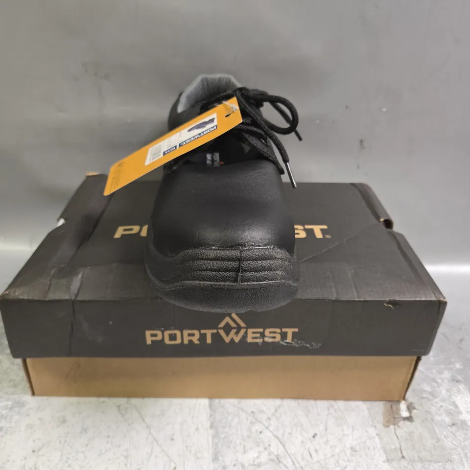 BOXED PAIR OF PORTWEST SAFETY SHOES IN BLACK SIZE UK 7
