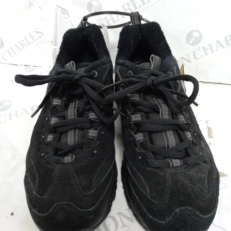 BOXED SKETCHERS D LITES LACE TRAINER IN BLACK SIZE 5