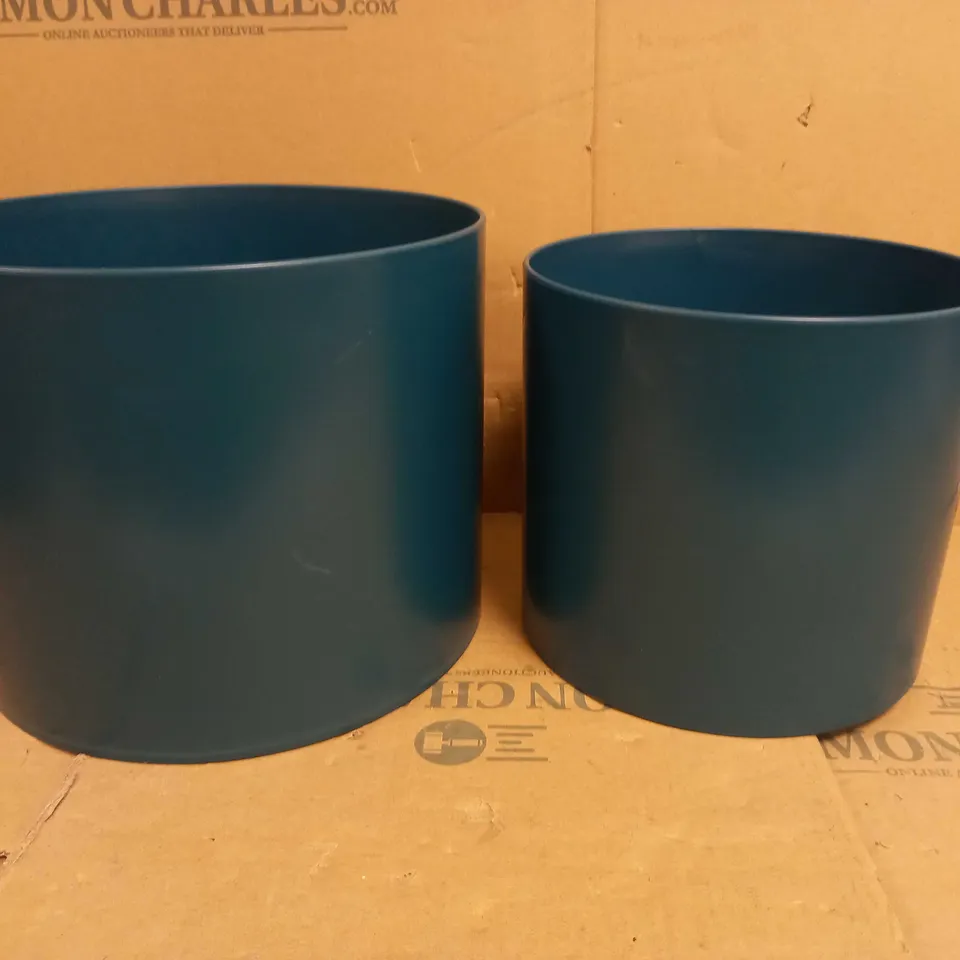 PAIR OF DARK GREEN PLASTIC PLANT POTS 
