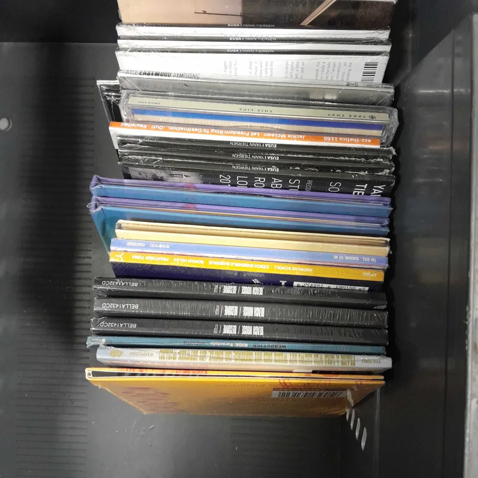 APPROXIMATELY 30 ASSORTED CD ALBUMS/SINGLES TO INCLUDE MATT POP, RUN FOR COVER, CAROLAN'S JOURNEY ETC 