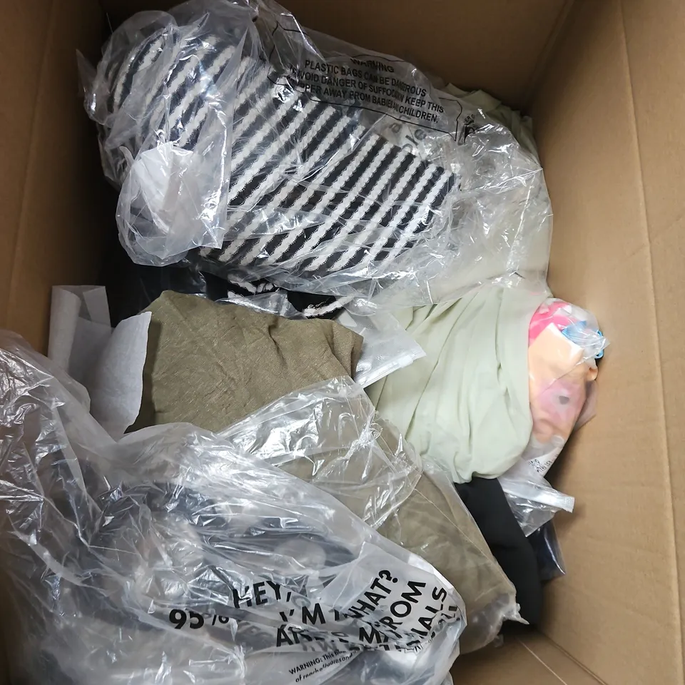 BOX OF APPROXIMATELY 20 ASSORTED CLOTHING ITEMS TO INCLUDE DRESS, JUMPER, TOPS, ETC