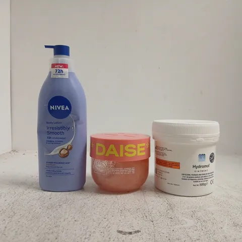 APPROXIMATELY 12 ASSORTED COSMETIC ITEMS INCLUDING VARIOUS MAKES AND BRANDS - COLLECTION ONLY