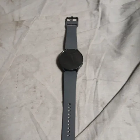 ROUND SMARTWATCH WITH BLACK SILICONE STRAP 