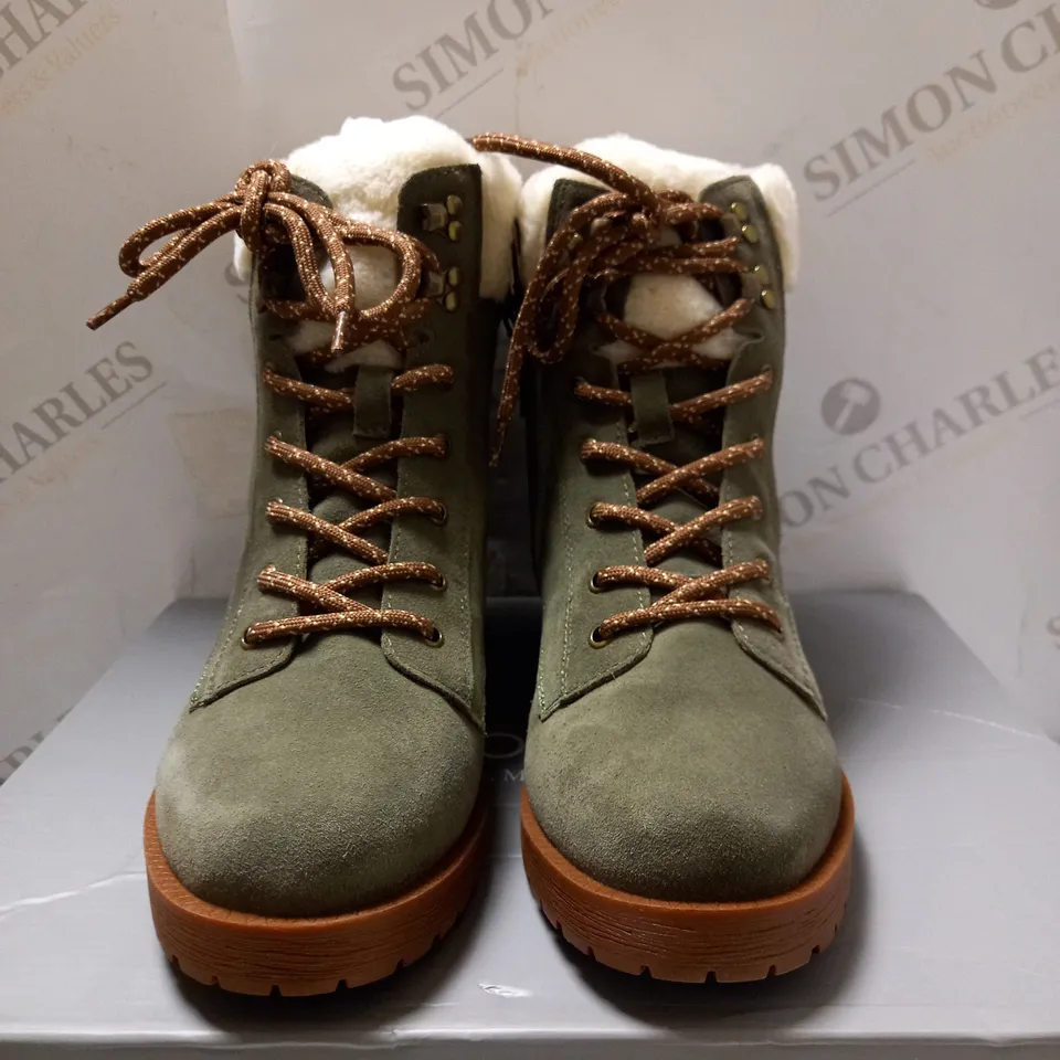 VIONIC OLIVE ZOE HIKER ANKLE BOOTS - SIZE 5