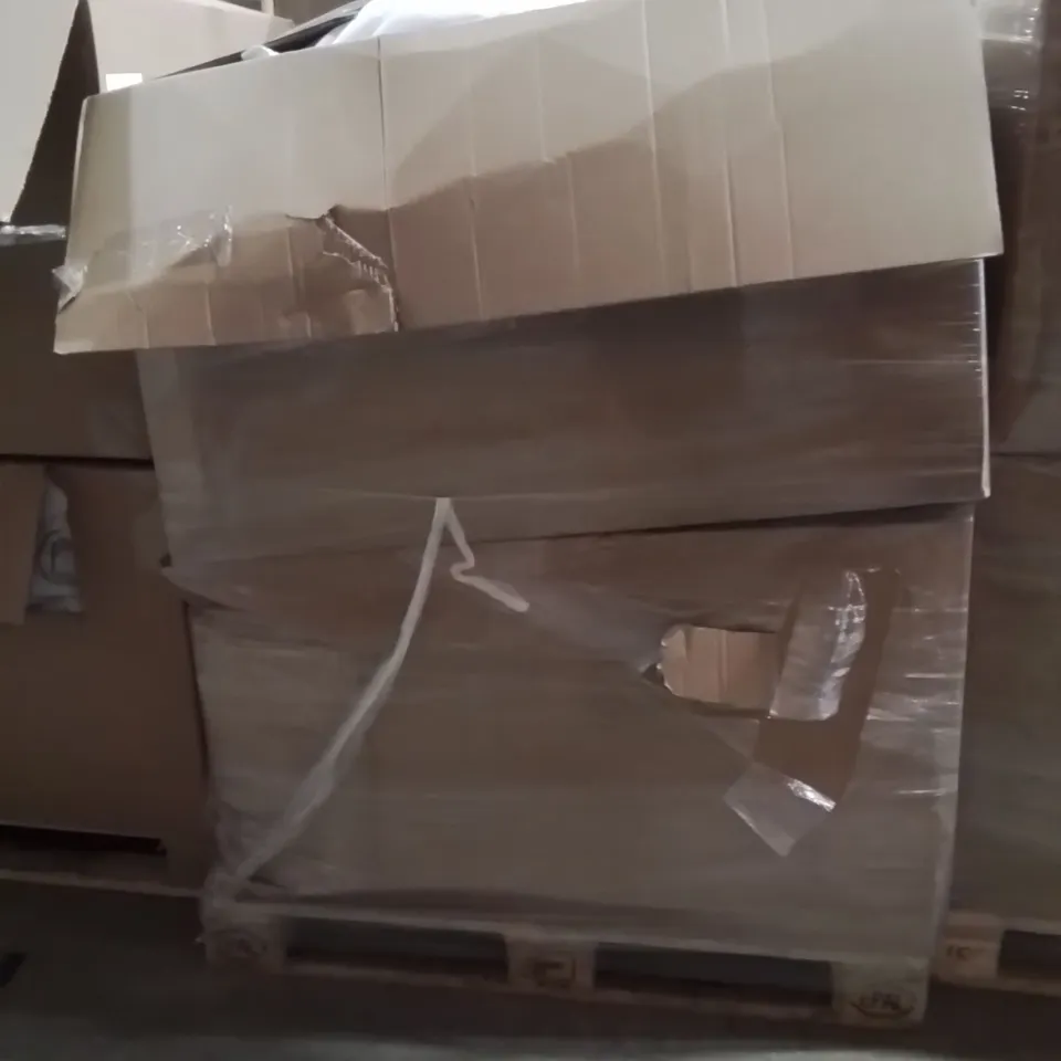 PALLET CONTAINING A LARGE QUANTITY OF PILLOWS 