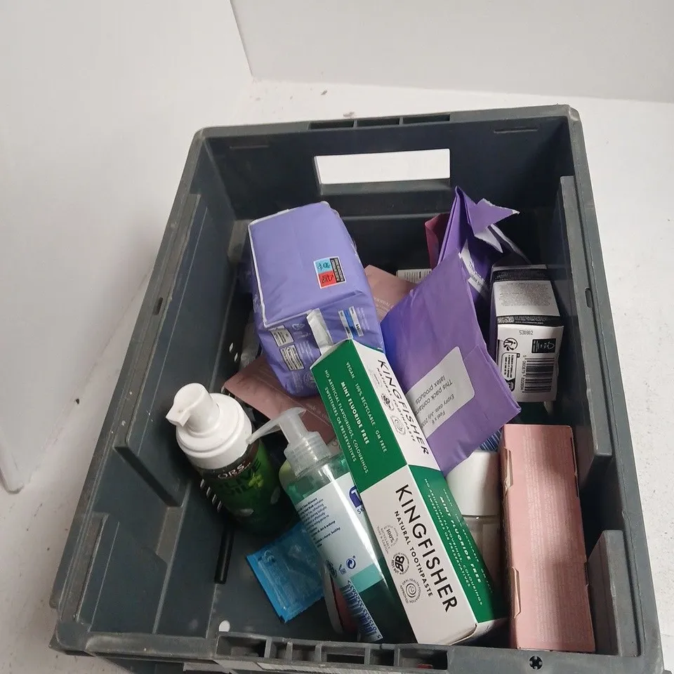 TOTE OF APPROXIMATELY 20 ASSORTED COSMETICS TO INCLUDE: AVENE CICALFATE PLUS