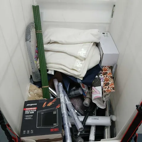 CAGE OF APPROXIMATELY 15 ASSORTED HOUSEHOLD ITEMS TO INCLUDE - WALLPAPER, TRIPOD, BACK FILTER FISH TANK, AND BLANKET - COLLECTION ONLY 