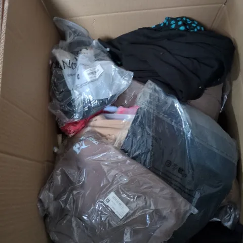 BOX OF APPROXIMATELY 20 ASSORTED CLOTHING ITEMS TO INCLUDE: SUPERDRY JACKET