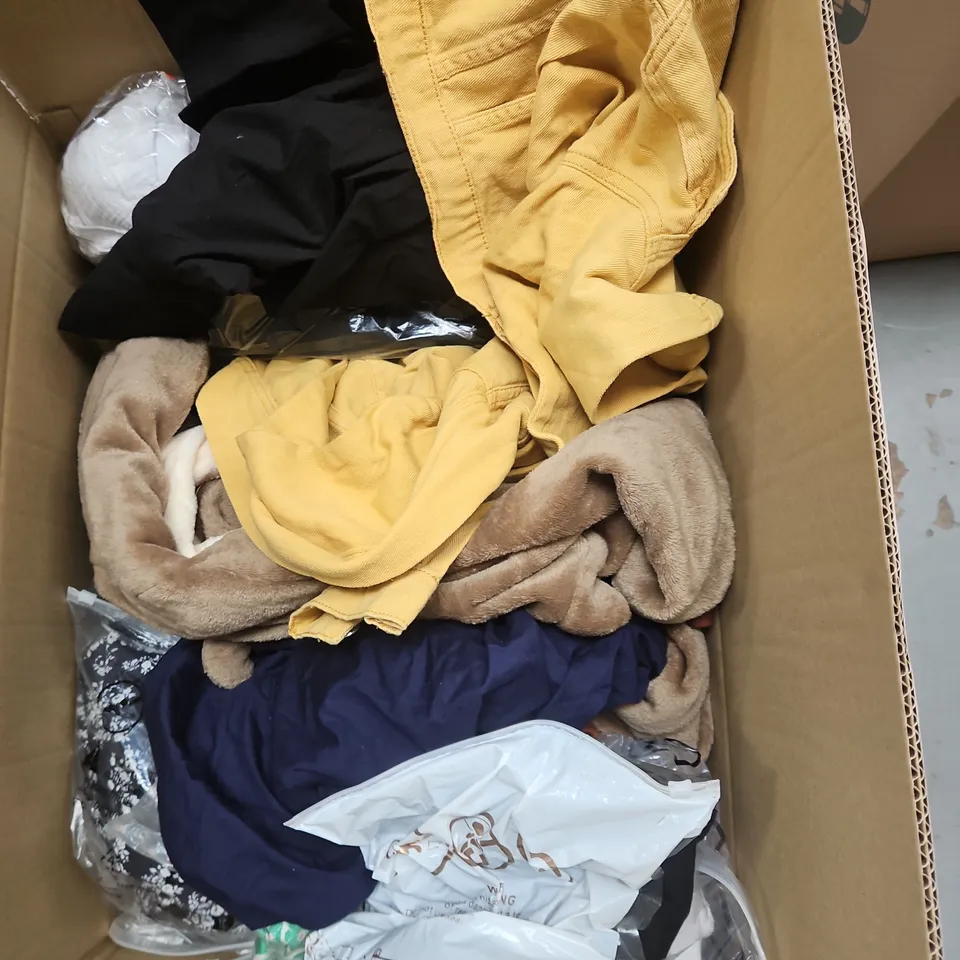 BOX OF APPROXIMATELY 20 ASSORTED CLOTHING ITEMS TO INCLUDE TOPS, DRESS, SHORTS, JACKET, ETC