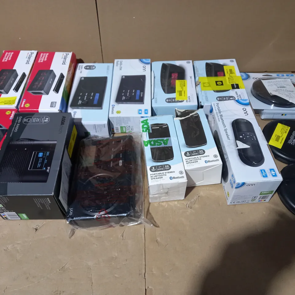 LOT OF APPROX. 15 ASSORTED MUSIC PLAYERS TO INCLUDE RADIOS, ALARM CLOCKS, CD PLAYERS ETC
