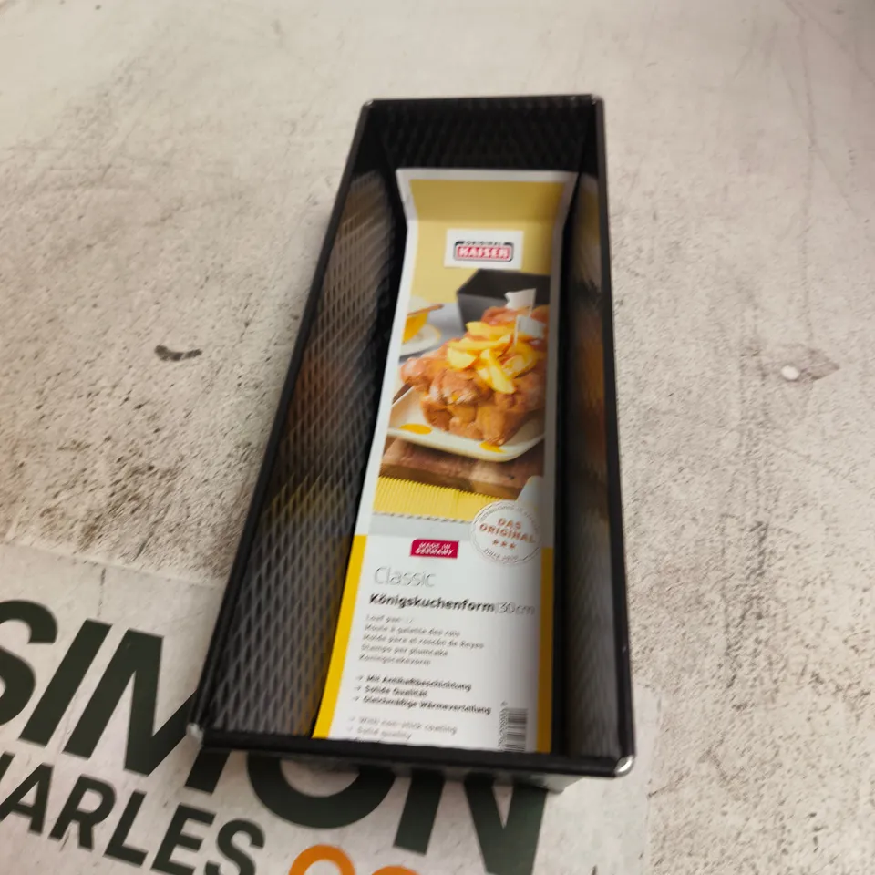 BOX OF APPROXIMATELY 10 ASSORTED ITEMS INCLUDING KAISER BREAD BAKING TIN , CHEEKY PANDA BAMBOO PAPER STRAWS AND BLAUPUNKT LIGHT BULBS
