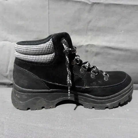 PAIR OF SKECHERS BOBS BROADIES HIKER BOOTS IN BLACK SIZE 6