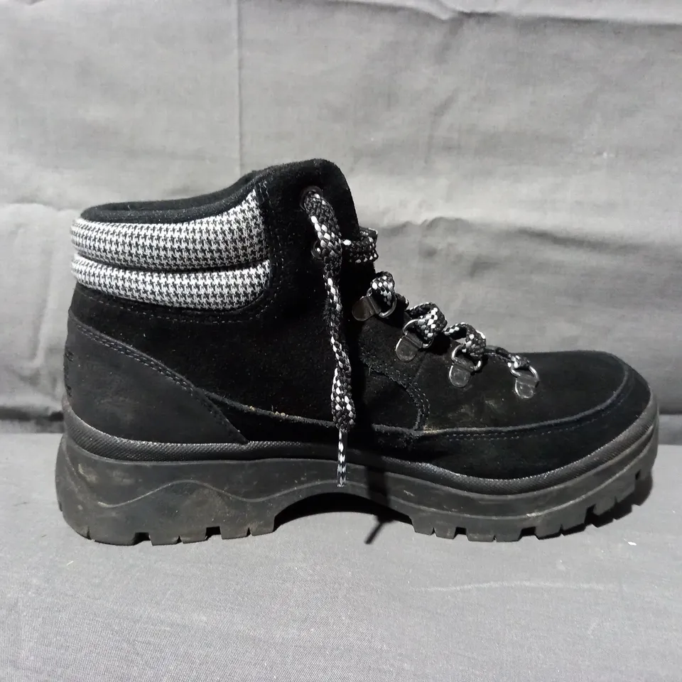 PAIR OF SKECHERS BOBS BROADIES HIKER BOOTS IN BLACK SIZE 6